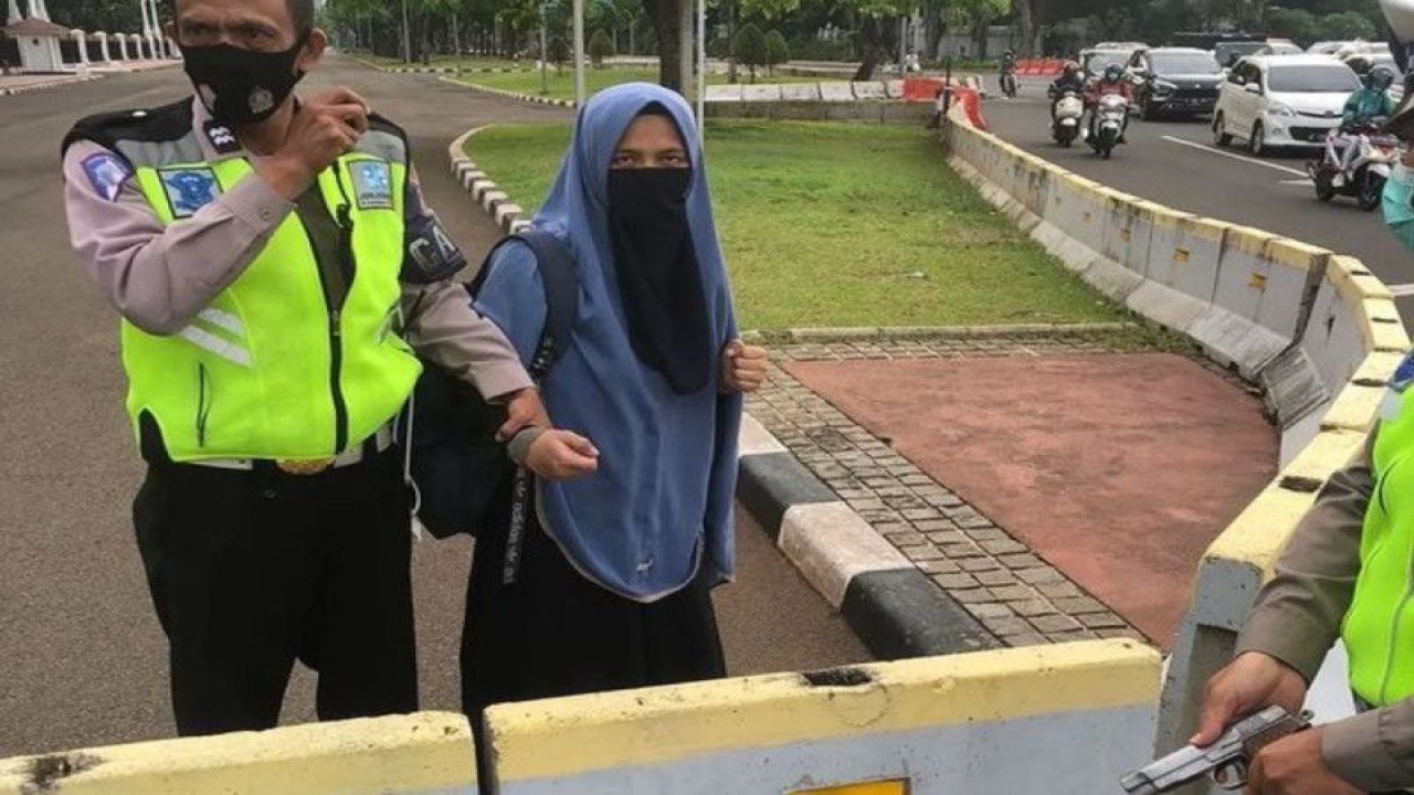 Polisi mengamankan perempuan yang menodongkan pistol ke Paspampres yang berjaga di Istana Merdeka, Jakarta Pusat, Selasa (25/10/2022). ANTARA/HO