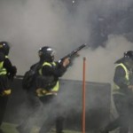 Polisi menembak gas air mata kearah suporter Aremania-1665065271