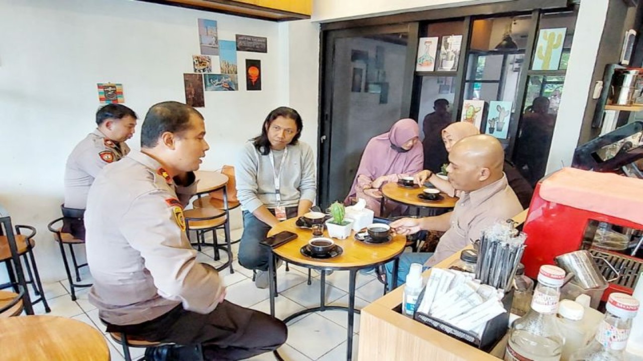 Polsek Pancoran berkoordinasi terkait rencana pelarangan sewa harian di Apartemen Kalibata City, Jakarta, Rabu (26/10/2022). ANTARA/HO-Polsek Pancoran