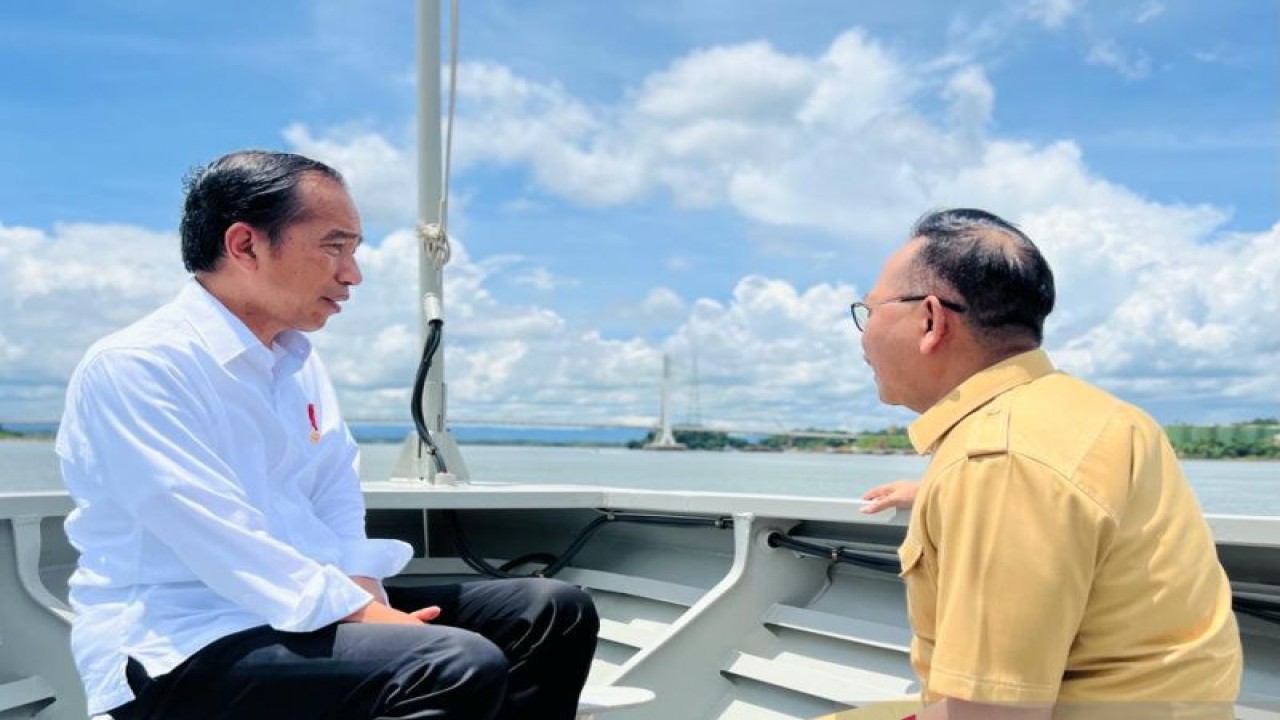 Presiden Joko Widodo (Jokowi) dan Kepala Otorita Ibu Kota Nusantara (IKN) Bambang Susantono menelusuri jalur laut dengan menggunakan KRI Escolar-871 untuk menuju Pelabuhan Cita Sabut, Kecamatan Sepaku, Kabupaten Penajam Paser Utara,  Kalimantan Timur, yang merupakan lokasi IKN, Selasa (25/10). (ANTARA/HO-Biro Pers Sekretariat Presiden/Laily Rachev)