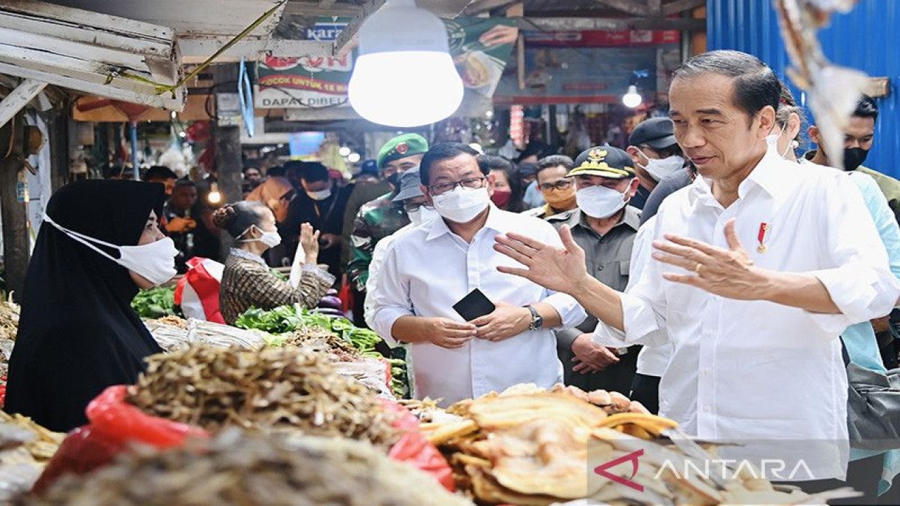 Presiden Joko Widodo berbicara kepada pedagang usai memberikan bantuan sosial di Pasar Klandasan, Balikpapan, Kalimantan Timur, Selasa (25-10-2022). ANTARA/HO-Biro Pers Setpres/Laily Rachev/aa.