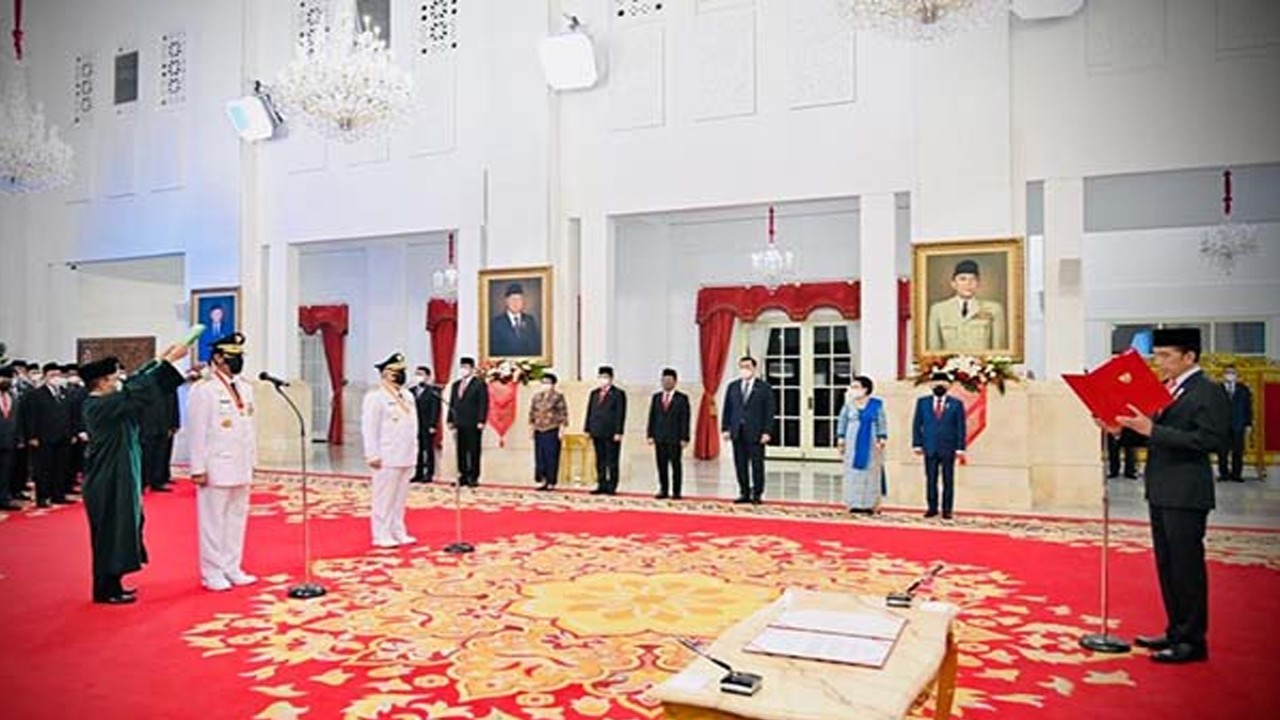 Presiden Joko Widodo (Jokowi) melantik Sri Sultan Hamengkubuwono X dan KGPAA Paku Alam X sebagai Gubernur dan Wakil Gubernur Daerah Istimewa Yogyakarta (DIY) periode 2022-2027.  (foto: Biro Pers Setpres)