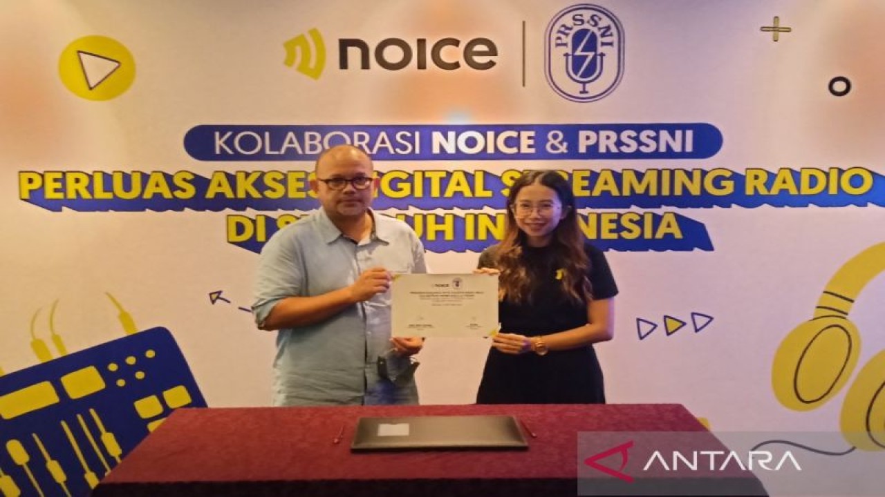 Sekretaris Umum Persatuan Radio Siaran Swasta Nasional Indonesia (PRSSNI) M Rafiq (kanan) dan Chief Business Officer (CBO) Noice Niken Sasmaya berfoto usai acara peresmian kolaborasi PRSSNI dan Noice di kawasan Semanggi, Jakarta, Selasa (18/10/2022) (ANTARA/Fathur Rochman)