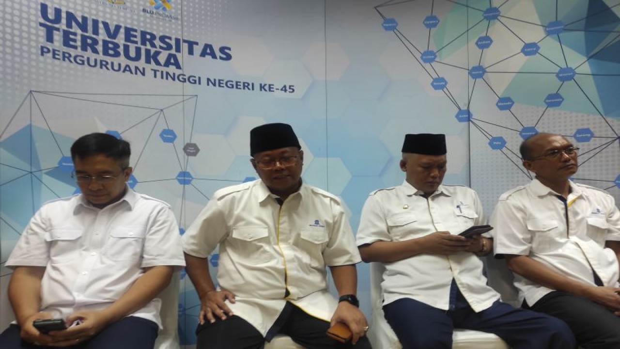 Rektor UT Prof Ojat Darojat (kedua dari kanan), di Kampus UT, Tangerang Selatan, Banten, Jumat. (ANTARA/Indriani)