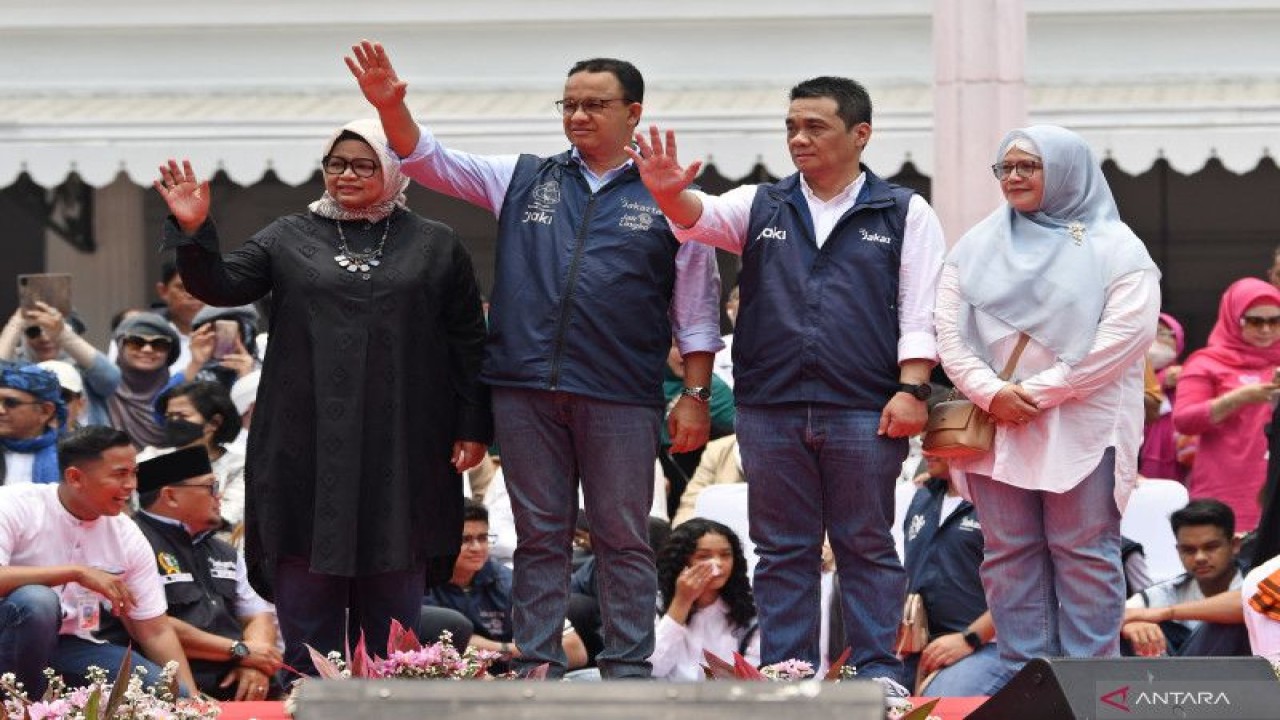 Gubernur DKI Jakarta Anies Baswedan (kedua kiri) didampingi istrinya, Fery Farhati (kiri) dan Wakil Gubernur Ahmad Riza Patria (kedua kanan) dan istrinya, Ellisa Sumarlin (kanan) menyapa warga sebelum menyampaikan pidato perpisahan akhir masa jabatan di Balai Kota DKI Jakarta, Jakarta, Minggu (16/10/2022).  ANTARA FOTO/Aditya Pradana Putra/nym