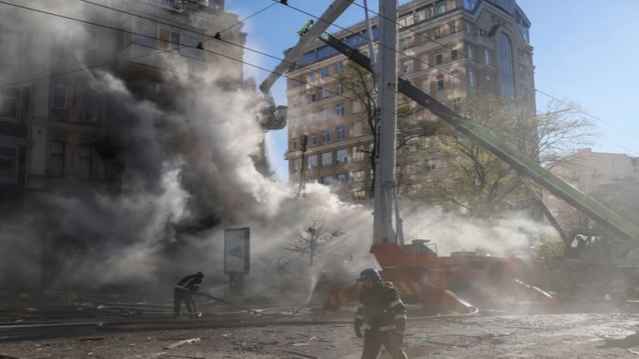 Petugas pemadam kebakaran di Kiev, Ukraina, berupaya memadamkan api di sebuah bangunan tempat tinggal yang dihancurkan oleh serangan pesawat tak berawak Rusia, 17 Oktober 2022. (Gleb Garanich/Reuters)