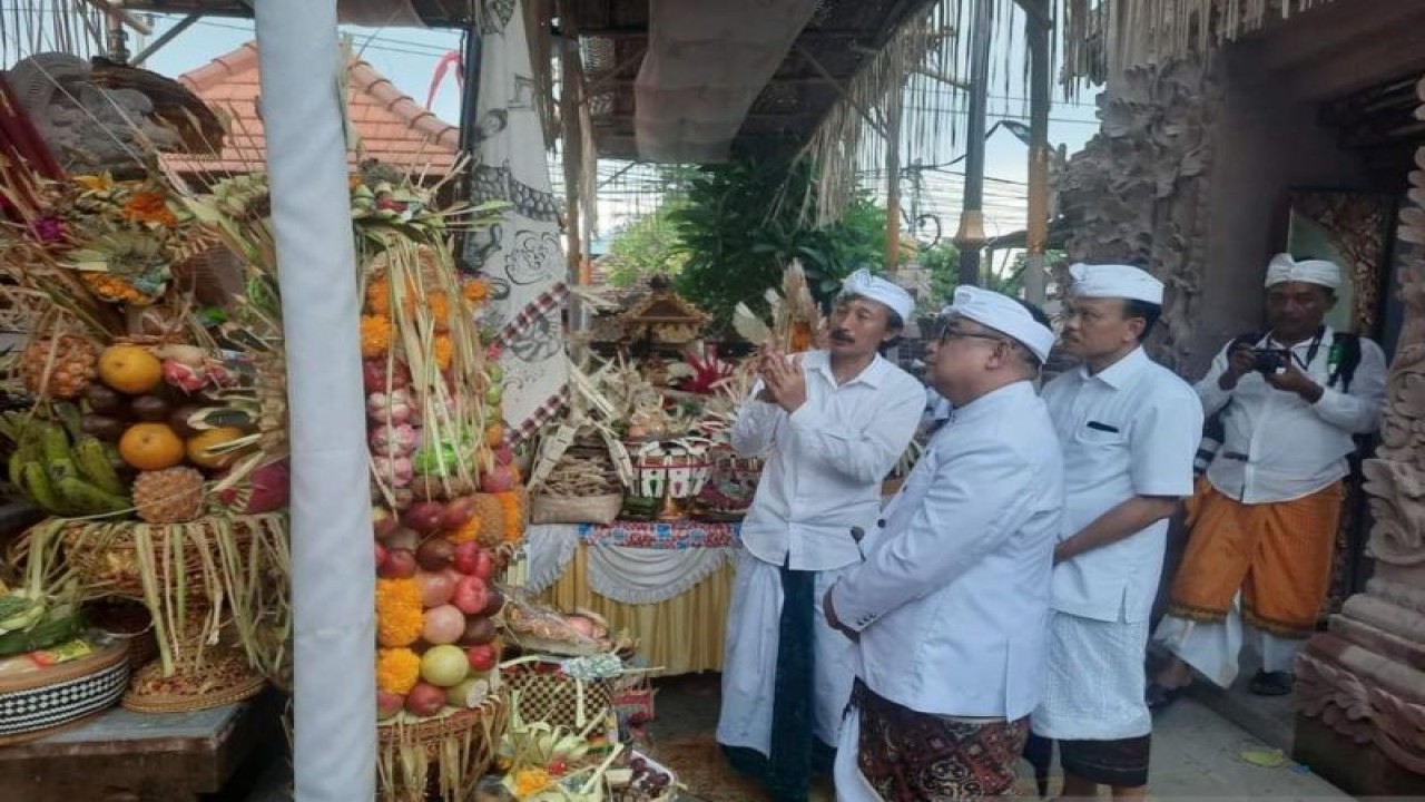 Sekolah Tinggi Agama Hindu Negeri (STAHN) Mpu Kuturan Singaraja, Kabupaten Buleleng, Provinsi Bali, Senin (24/10/2022) mengadakan ritual "Ngenteg Linggih" atau ritual besar untuk Pura Agung Mpu Kuturan yang digunakan sebagai pusat praktik keagamaan di kampus keagamaan negeri itu. (FOTO ANTARA/Bgs)