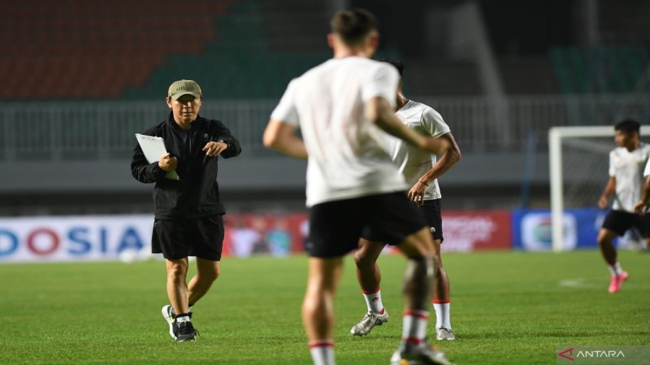 Pelatih Tim Nasional Indonesia Shin Tae Yong (kiri) memberikan arahan kepada anak asuhnya di Stadion Pakansari, Cibinong, Kabupaten Bogor, Jawa Barat, Senin (26/9/2022). (ANTARA FOTO/ADITYA PRADANA PUTRA)