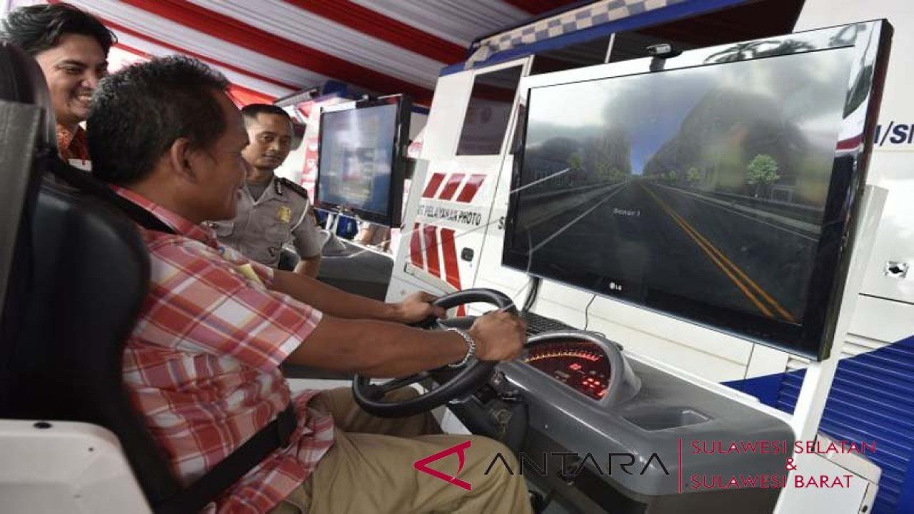 Peserta mengikuti tes mengemudi menggunakan simulator saat berlangsung layanan uji SIM A Umum dan Ujian Berkala (KIR) angkutan umum berbasis online serta taksi umum di Silang Monas, Jakarta, Senin (15/8/16). ANTARA FOTO/Puspa Perwitasari