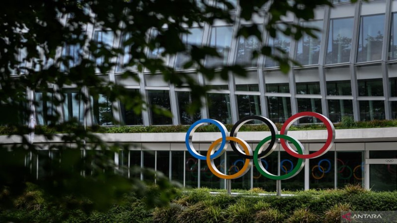 Logo Olimpiade terpampang pada pintu masuk gedung Komite Olimpiade Internasional di Lausanne, Swiss, pada 8 Juni 2020 (AFP/FABRICE COFFRINI)