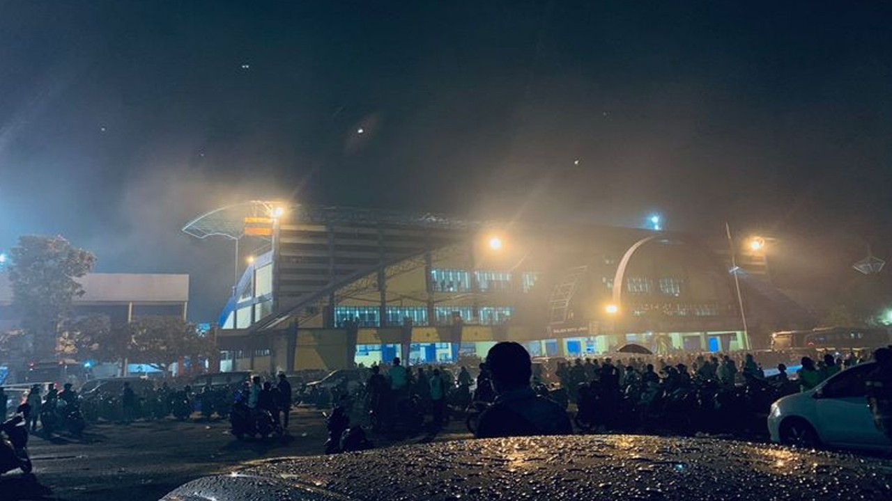 Suasana di Stadion Kanjuruan Malang setelah kerusuhan terjadi usai Derbi Jawa Timur, Arema FC vs Persebaya Surabaya. (Kompas.com)