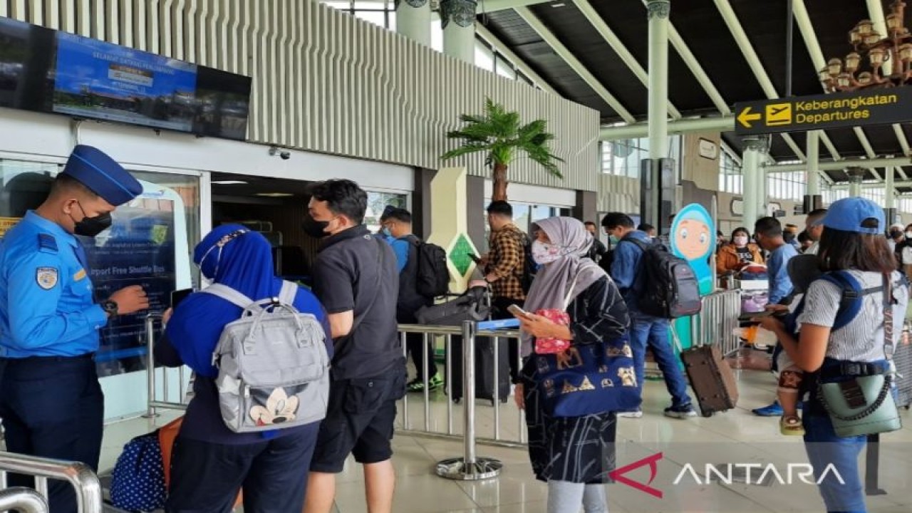 Petugas melakukan pemeriksaan terhadap penumpang di salah satu terminal di Bandara Internasional Soekarno Hatta, Tangerang, Banten. (ANTARA/Azmi Samsul Maarif)