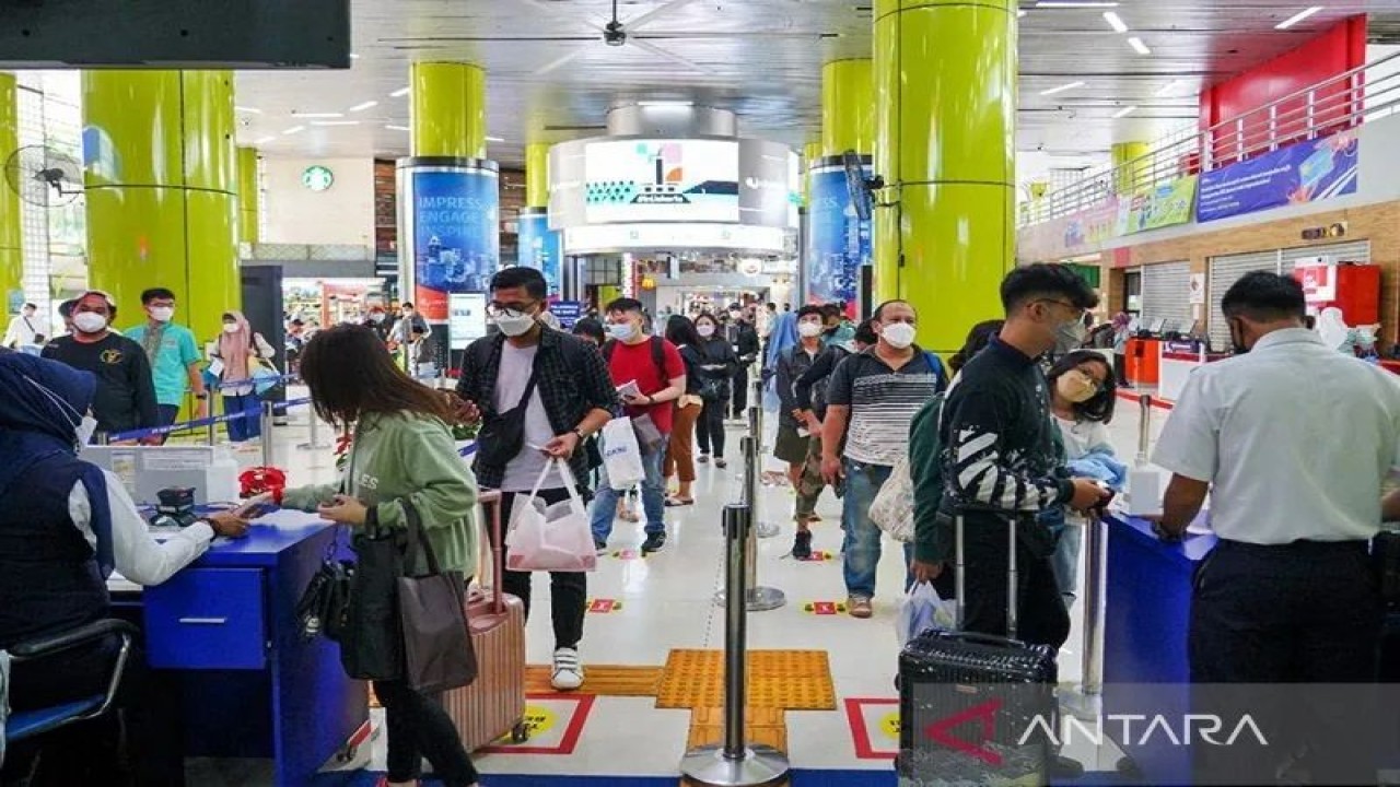 Sejumlah petugas melakukan pemeriksaan dokumen dan syarat perjalanan penumpang kereta api di Stasiun Gambir, Jakarta. ANTARA/HO-PT KAI/am.