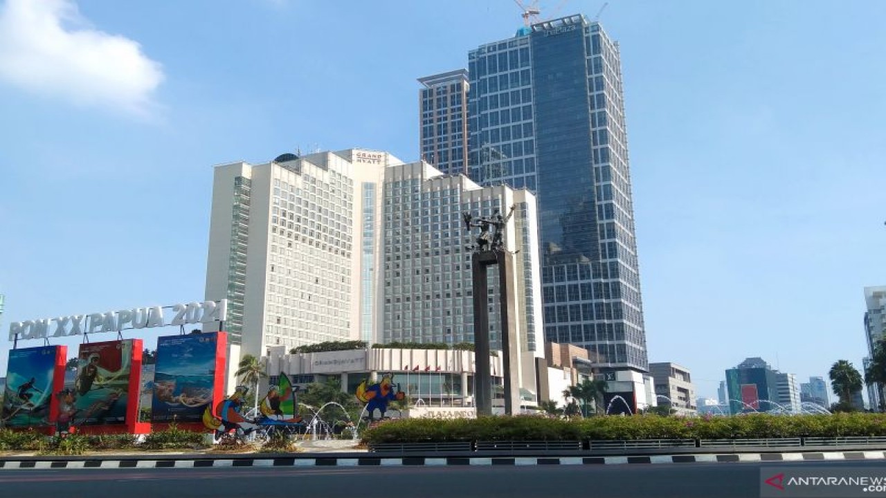 Suasana Jakarta diamati dari kawasan Bundaran HI, Jakarta Pusat dengan latar belakang langit cerah, Minggu (3/10/2021). ANTARA/Dewa Ketut Sudiarta Wiguna