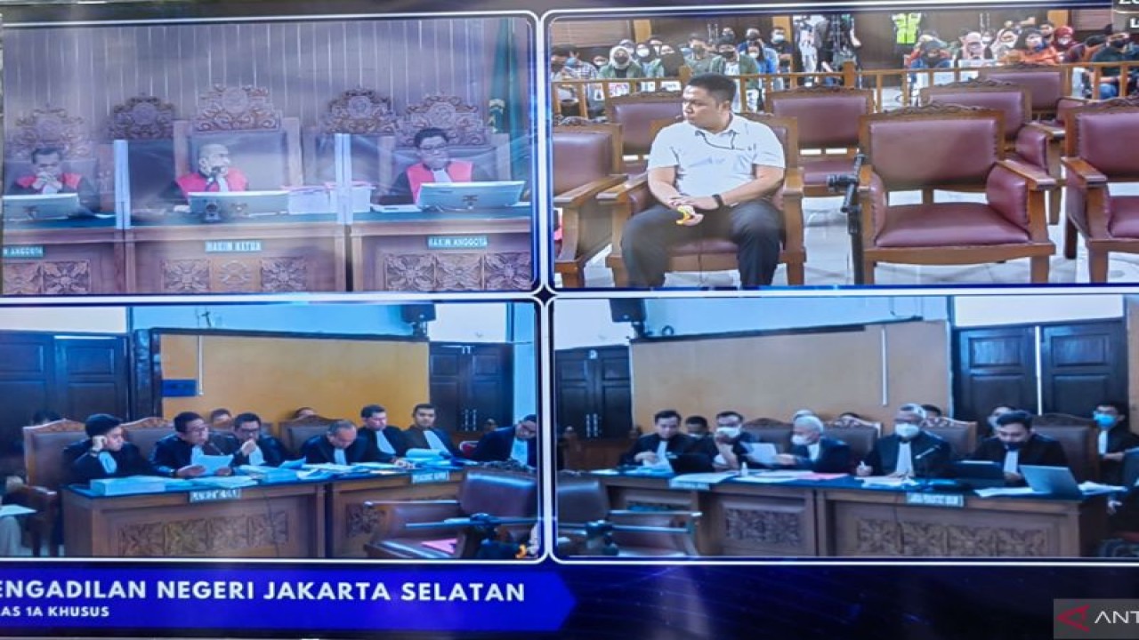 Anggota Tim Khusus Direktorat Tindak Pidana Siber Bareskrim Polri Kompol Aditya Cahya Sumonang dalam persidangan pemeriksaan saksi kasus perintangan keadilan dalam penyidikan kasus pembunuhan Brigadir Nofriansyah Yosua Hutabarat di Pengadilan Negeri (PN) Jakarta Selatan, Jakarta, Kamis (27/10/2022). (ANTARA/Melalusa Susthira K.)