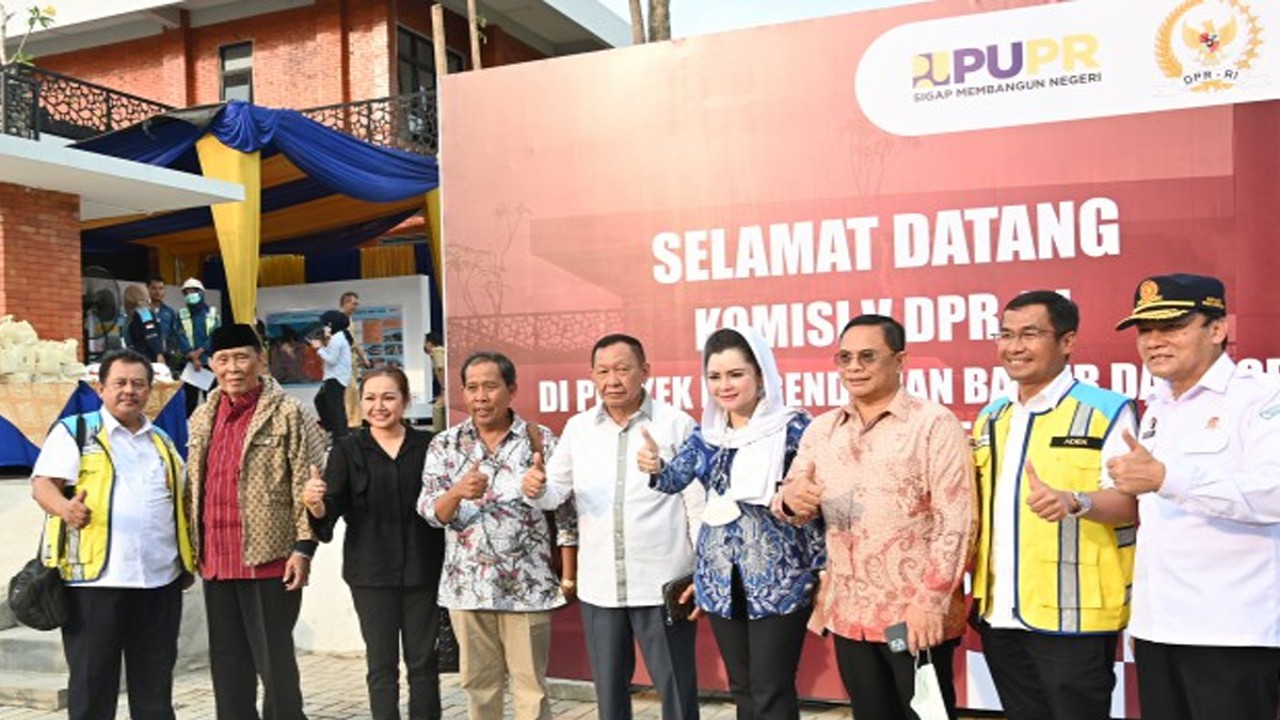 Anggota Komisi V DPR RI Sudewo saat foto bersama usai memimpin Kunjungan Komisi V DPR RI ke Kantor Kesyahbandaran dan Otoritas Pelabuhan (KSOP) Kelas I Tanjung Emas di Kota Semarang, Jawa Tengah, Senin (10/10/2022). Foto: Saum/nvl