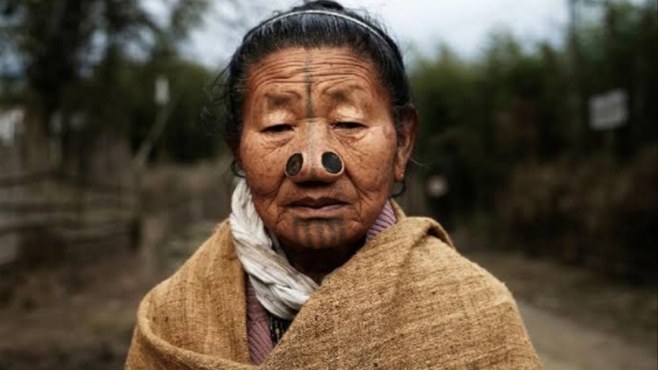Wanita suku Apatani di India punya tradisi sumbat lubang hidung untuk menghilangkan kecantikan agar tak diculik/net