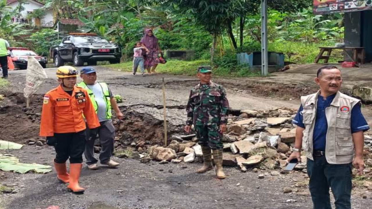 Tanah bergerak di Desa Medono, Kabupaten Wonosobo, Jateng, pada Kamis (20/10/2022) mengakibatkan jalan yang menghubungkan Kecamatan  Kaliwiro-Wadaslintang ambles sekitar 120 centimeter dengan panjang 60 meter. FOTO ANTARA/HO - BPBD Kabupaten Wonosobo