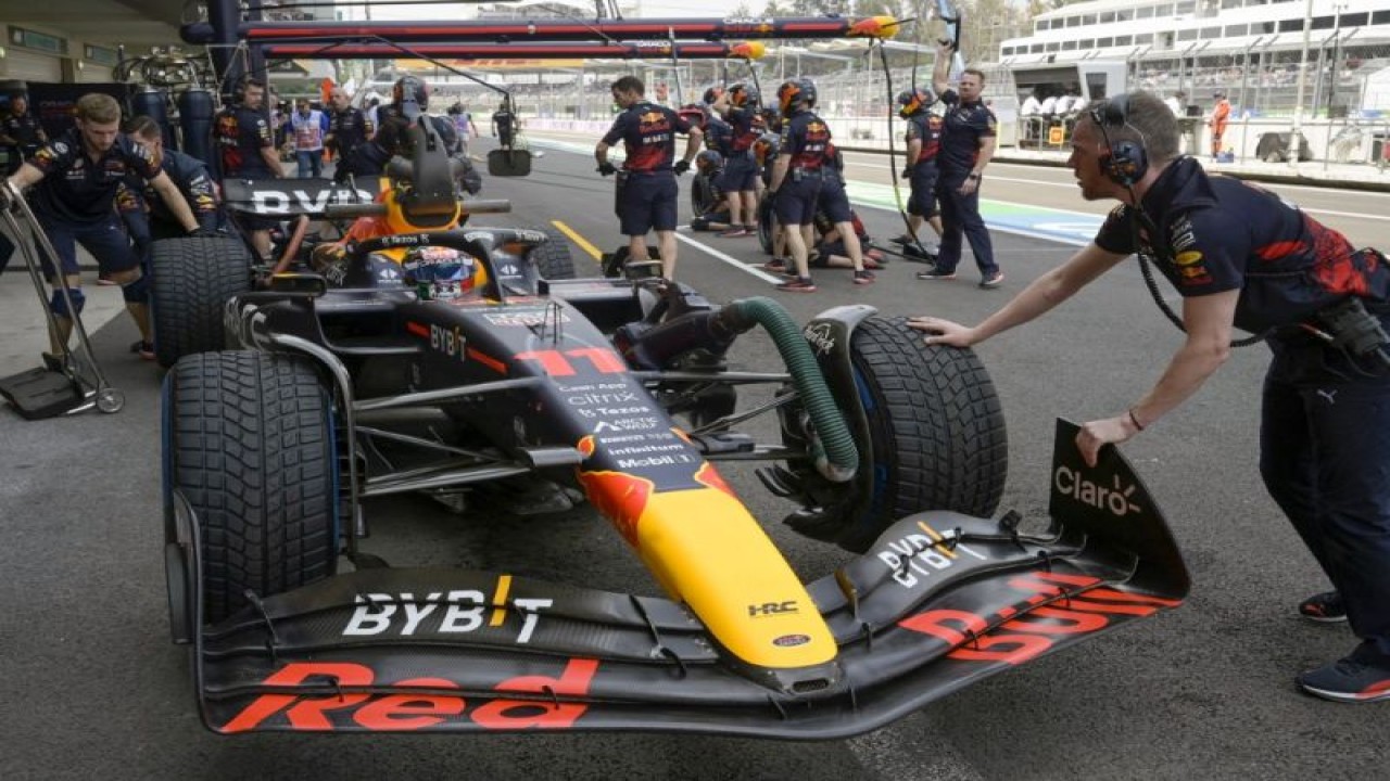 Kru tim Red Bull mendorong mobil Sergio Perez ke pit saat latihan bebas Grand Prix Meksiko, Autodromo Hermanos Rodriguez. (28/10/2022) (AFP/ALFREDO ESTRELLA)