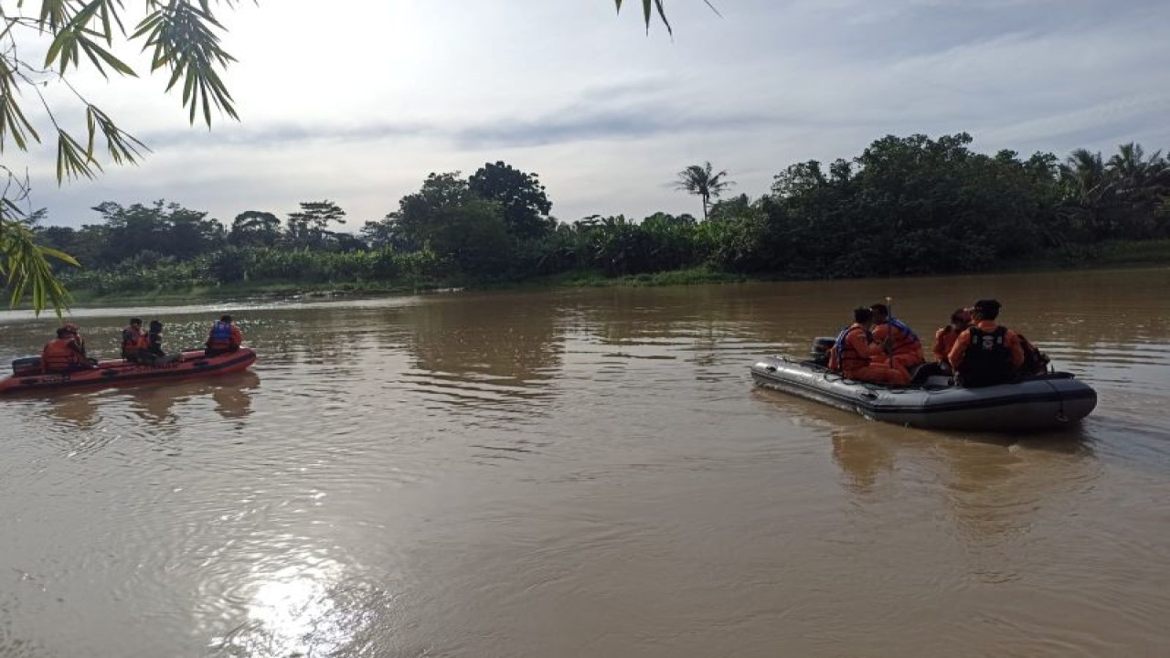 Tim Pencarian dan Pertolongan atau SAR gabungan melakukan penyisiran hari kedua warga Tanjung Teja Kabupaten Serang, Banten, hanyut di Sungai Ciujung. ANTARA/HO-Basarnas Banten