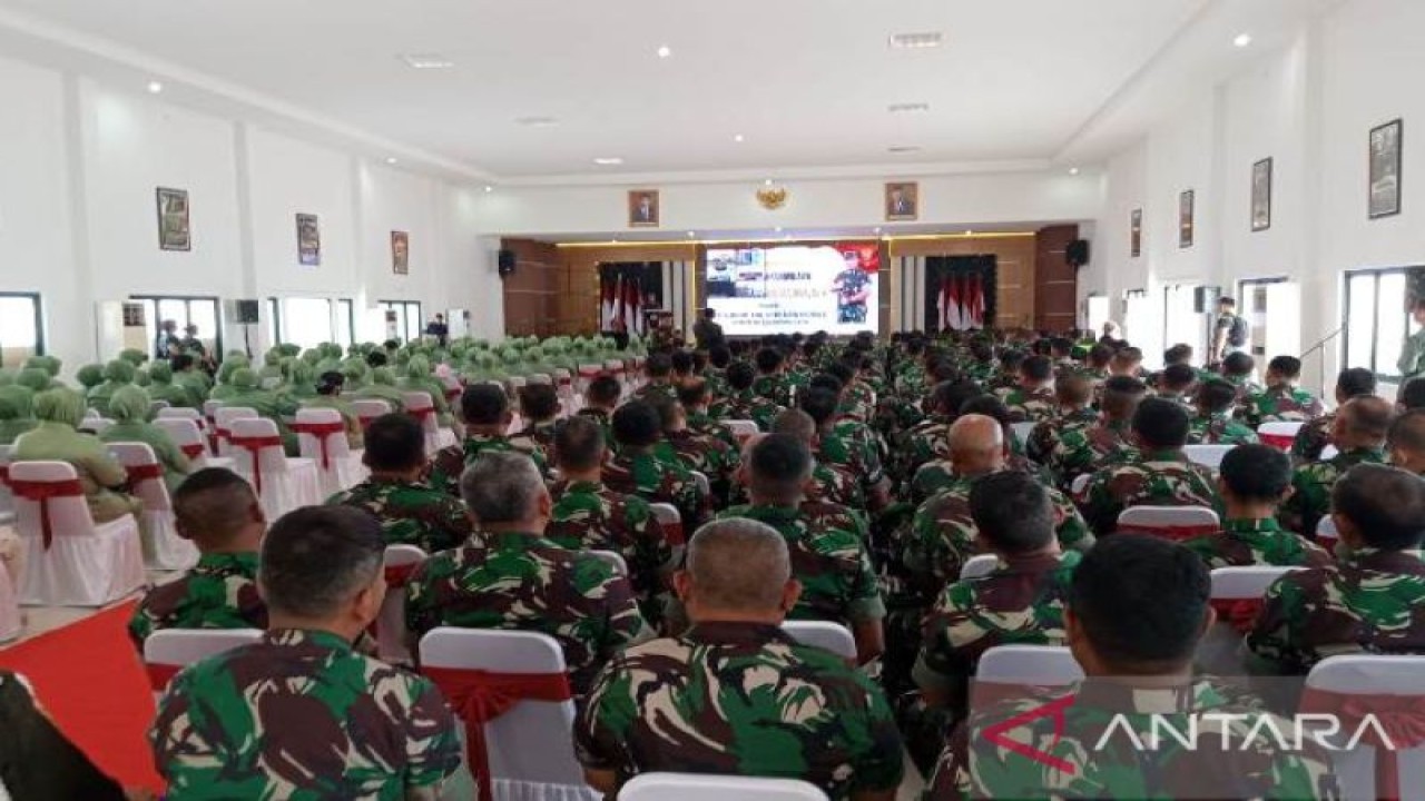 Panglima Kodam II/Sriwijaya Mayjen TNI Hilman Hadi memberi arahan kepada seluruh anggota TNI AD Korem 045 di Pangkalpinang, Minggu (23/10/2022). (ANTARA/HO)