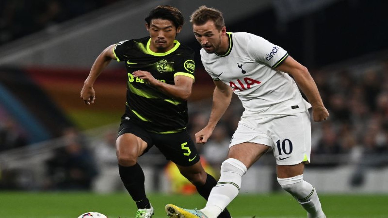 Gelandang Sporting Lisbon Hidemasa Morita (kiri) membayangi penyerang Tottenham Harry Kane dalam pertandingan Grup D Liga Champions di Tottenham Hotspur Stadium pada 27 Oktober 2022. ANTARA/AFP/BEN STANSALL