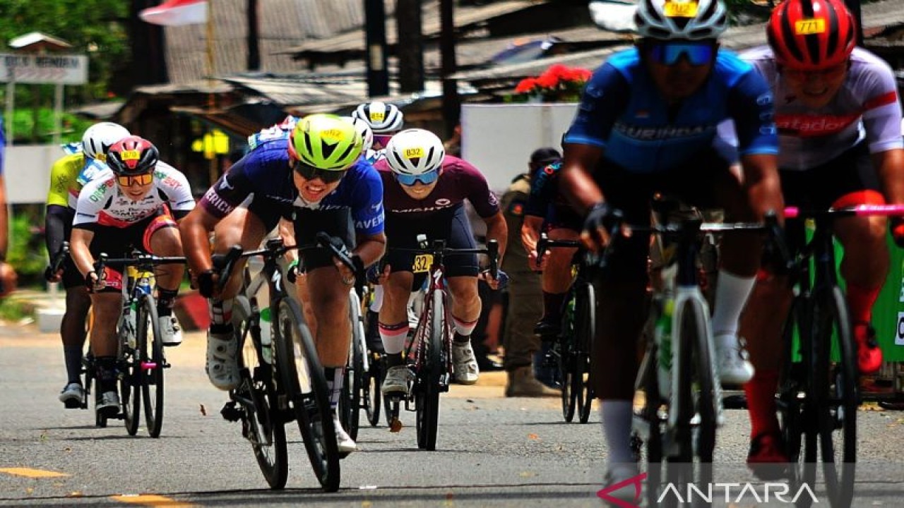 Ratusan peserta Tour de Bintan 2022 melintasi jalan di sekitar Lagoi, Kabupaten Bintan, Kepulauan Riau, Ahad (16/10/2022) (FOTO ANTARA/Nikolas Panama)