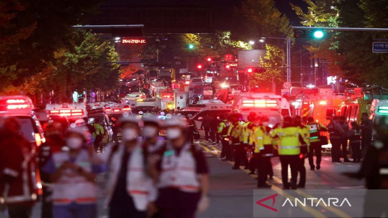 Tim penyelamat bekerja di lokasi di mana puluhan orang terluka akibat terinjak-injak saat festival Halloween di Seoul, Korea Selatan, (30/10/2022). Hingga Minggu (30/10) dini hari, pihak berwenang setempat menyatakan 151 orang meninggal dunia dan 76 orang lainnya luka-luka pada insiden tersebut. ANTARA FOTO/REUTERS/Kim Hong-ji/aww.