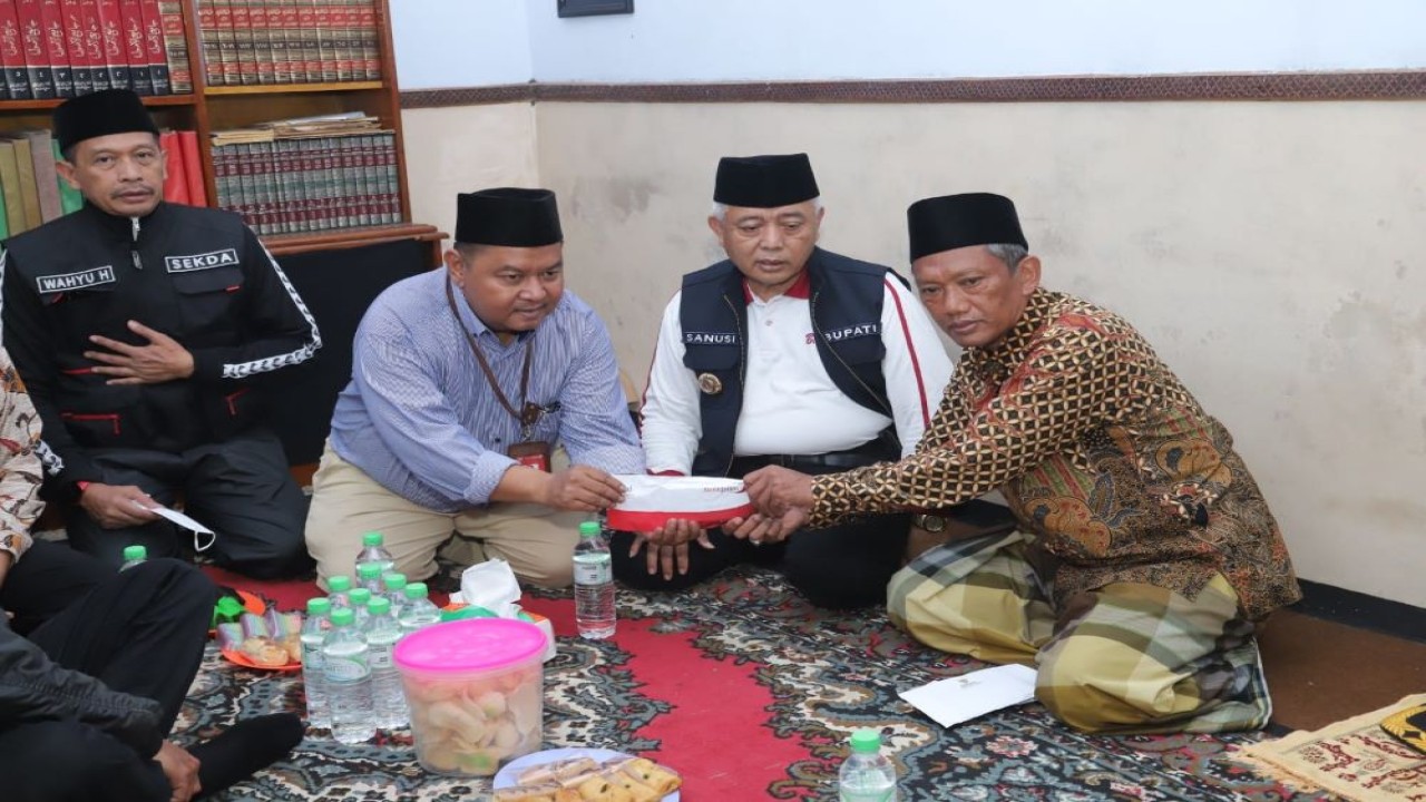 Bupati Malang H.M. Sanusi menyerahkan santunan ke ahli waris tragedi Kanjuruhan Malang. (Istimewa/Pemkab Malang)