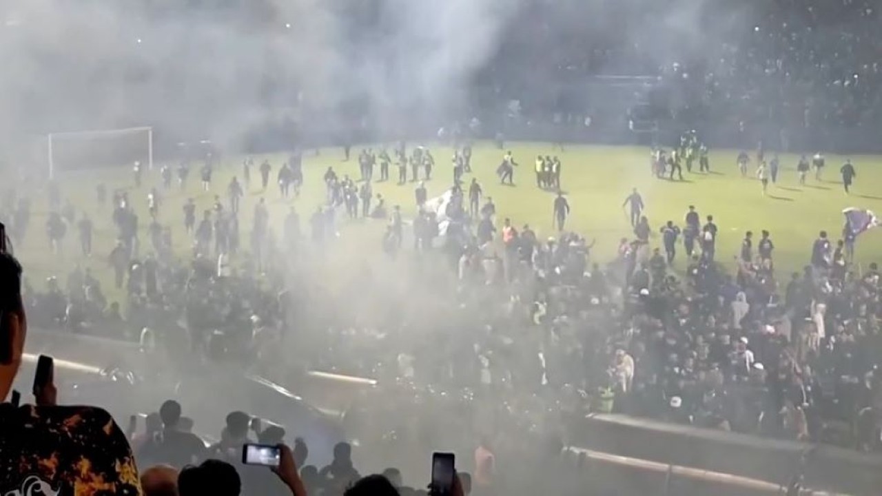 Tragedi Kanjuruhan mewarnai pertandingan Arema FC versus Persebaya Surabaya di Kompetisi Liga 1 2022, di Stadion Kanjuruhan, Malang, Jatim, yang menewaskan ratusan suporter yang mayoritas Aremania. (Istimewa)