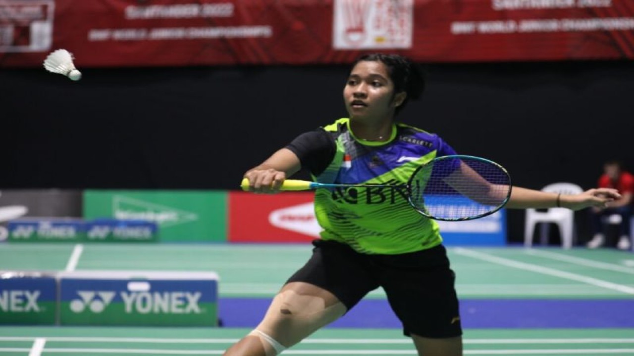 Tunggal putri Indonesia Ester Nurumi Tri Wardoyo tanpa kesulitan menyingkirkan wakil Latvia Anna Kupca dua gim langsung 21-5, 21-4 pada babak ketiga Kejuaraan Dunia Junior (WJC) 2022 di Palacio de Deportes de Santander, Santander, Spanyol, Rabu (26/10/2022).  (ANTARA/HO-PBSI)