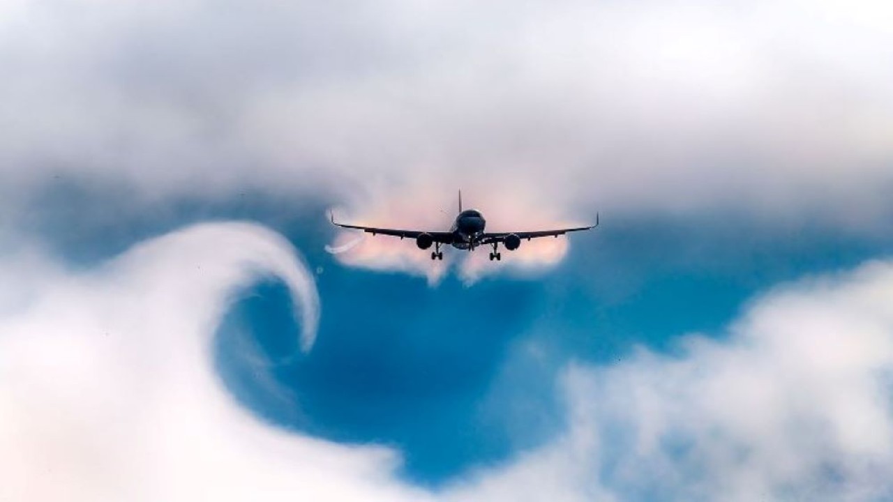 Ilustrasi. Pesawat mengalami turbulensi. (InsideHook)