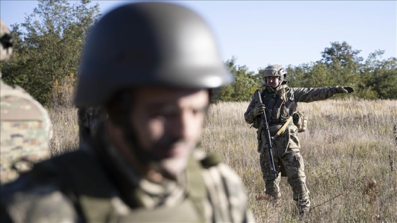 Sebuah tim relawan mengikuti pelatihan seperti maju di lapangan di bawah pengawasan para ahli sebelum pergi ke garis depan untuk mendukung tentara Ukraina dan melawan pasukan Rusia di Kiev, Ukraina, pada 15 Oktober 2022. (Anadolu Agency)