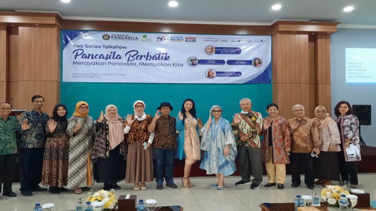 Wakil Rektor II Universitas Pancasila (UP) Dr Novi Yantih (kelima dari kiri) bersama dengan sejarawan JJ Rizal dan artis Asri welas serta pimpinan UP lainnya dalam cara temu wicara tentang batik di kampus UP Jakarta, Kamis (20/10/2022). (FOTO ANTARA/Feru Lantara)