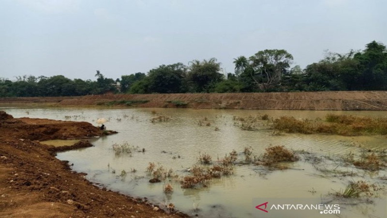 Warga RT02 RW01 Pondok Ranggon, Cipayung, Jakarta Timur, memancing ikan di lokasi pengerukan Waduk Pondok Ranggon, Selasa (17/9/2019). ANTARA/Andi Firdaus/pri.