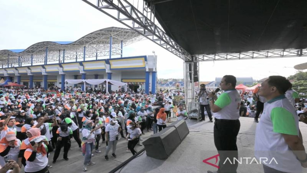 Wali Kota Arief R Wismansyah memberikan sambutan dalam acara olahraga bersama di Stadion Benteng Reborn Tangerang, Minggu.