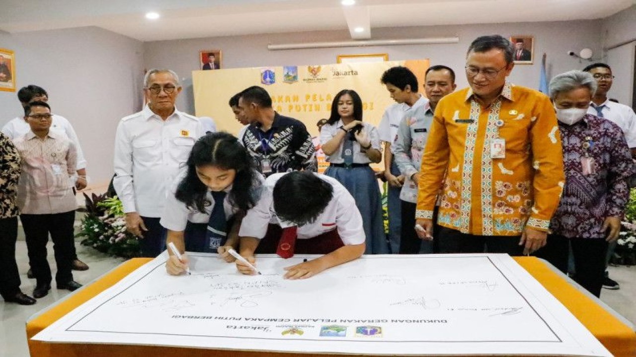 Wali Kota Jakarta Pusat meluncurkan gerakan pelajar Cempaka Putih berbagi di SMK Perguruan Ksatria, Kecamatan Cempaka Putih, Jakarta Pusat, Kamis (27/10/2022). (ANTARA/HO-Pemerintah Kota Jakarta Pusat)