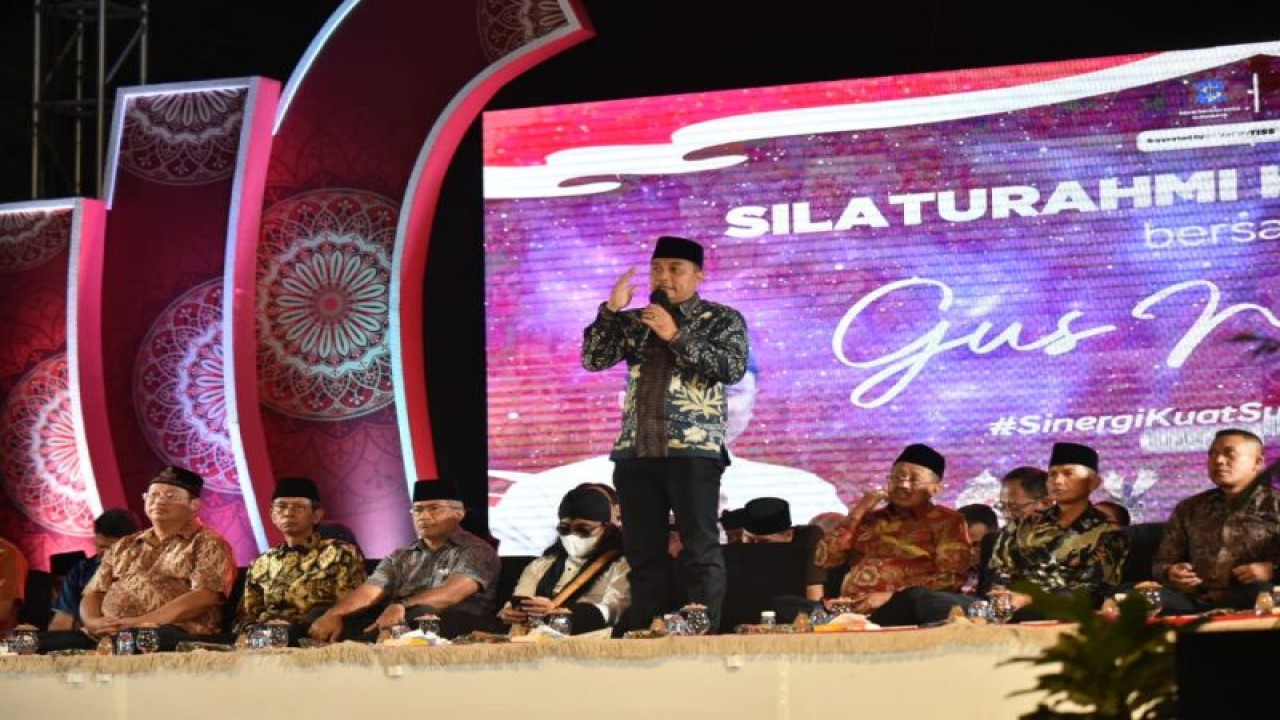 Wali Kota Surabaya Eri Cahyadi saat memberikan sambutan pada acara Silaturahmi Toleransi Kebangsaan yang digelar di Tugu Pahlawan, Jumat (28/10/2022) malam. (ANTARA/HO-Diskominfo Surabaya)