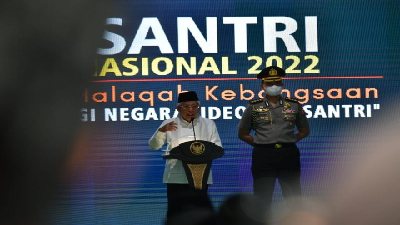 Wakil Presiden Ma’ruf Amin memberikan sambutan dalam acara peringatan Hari Santri Nasional 2022 di Kantor Kemenkopolhukam, Jakarta, Jumat (21/10/2022). (ANTARA/HO-BPMI Setwapres)