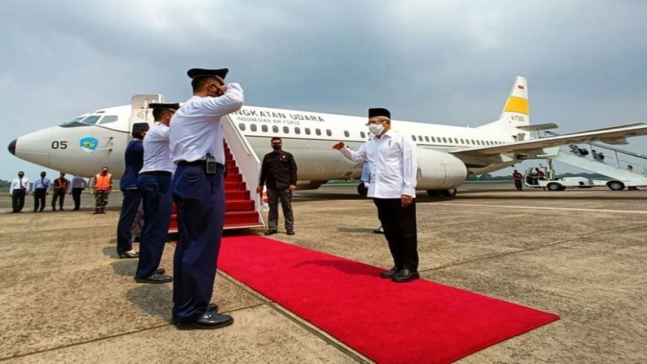 Wapres KH Ma'ruf Amin didampingi Ibu Wury Ma'ruf Amin bertolak ke Daerah Istimewa Yogyakarta (DIY), Senin (24/10/2022).  (EP/AS- BPMI Setwapres)