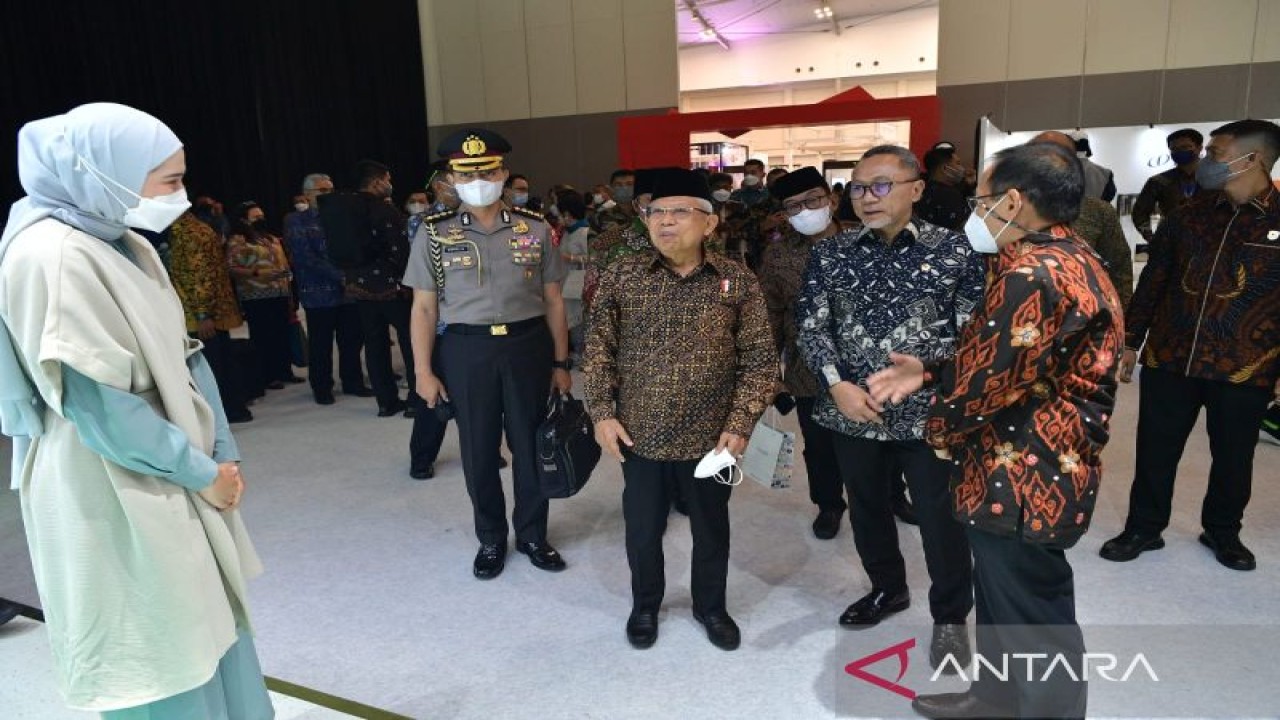 Wakil Presiden Ma'ruf Amin membuka Jakarta Muslim Fashion Week (JMFW) 2023 di Tangerang pada Kamis (20/10/2022). (ANTARA/BPMI Setwapres)