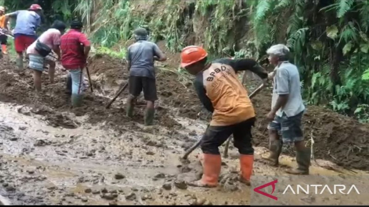 BPBD Gianyar bekerja ekstra untuk menangani dengan cepat tanah longsor yang menutup jalan Tegalpayang menuju desa Pupuan, kecamatan Tegalalng, Gianyar.