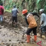 Warga bersihkan lumpur usai banjir.-1666095743