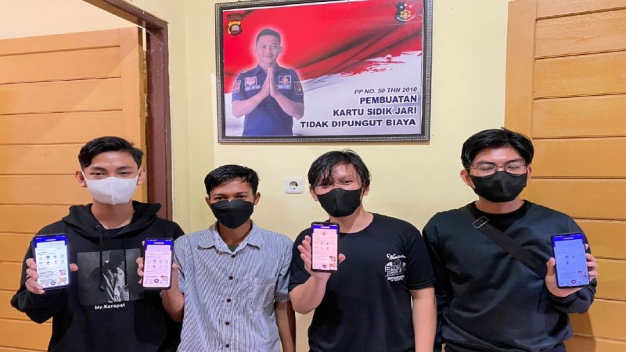 Warga saat selesai mengurus pembuatan SIM dan SKCK yang bebas pungli di Polres Kayong Utara. ANTARA/HO-Humas Polres Kayong Utara