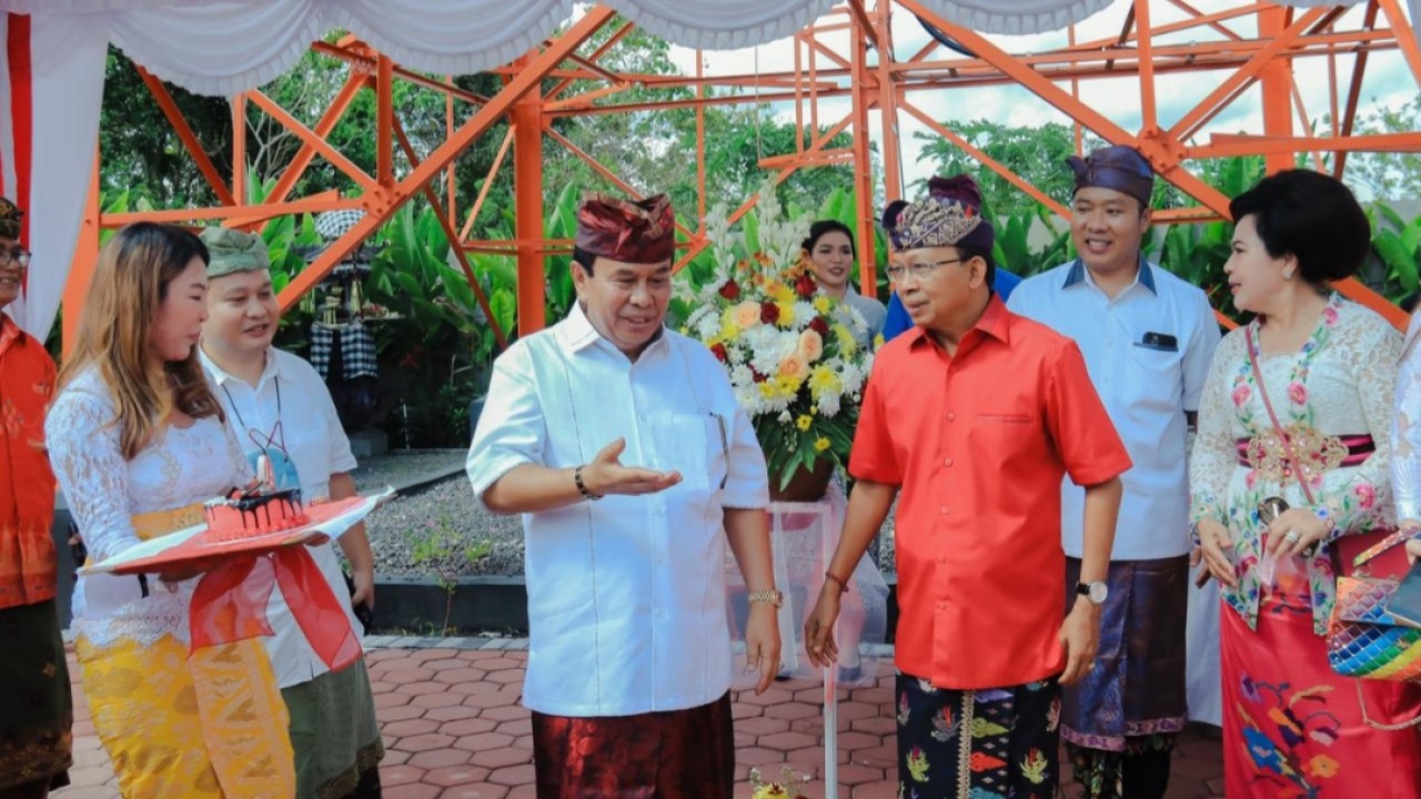 Nusantara TV memberikan ucapan & kue ulang tahun kepada Gubernur Bali Wayan Koster yang genap berusia 60 tahun di Stasiun Multiplekser Nusantara TV/Istimewa