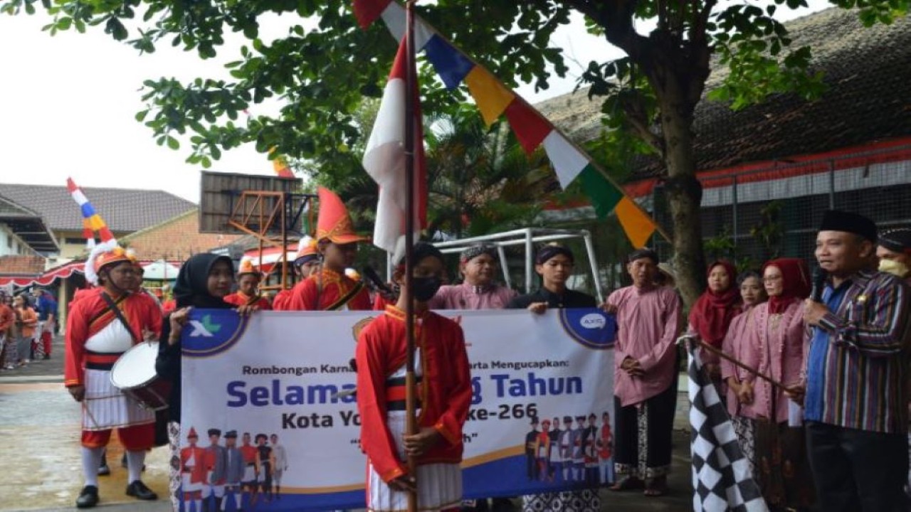 Kontingen karnaval pelajar SMPN 15 Yogyakarta secara resmi dilepas Penjabat (Pj) Wali Kota Yogyakarta, Sumadi. (Pemkot Yogyakarta)