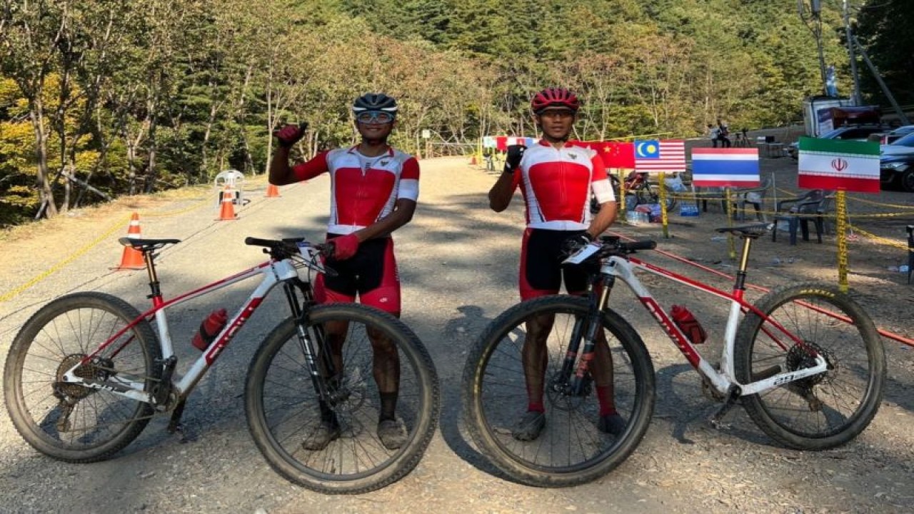 Atlet balap sepeda gunung (MTB) Zaenal Fanani (kanan) dan Ihza Muhammad membawa pulang perak dan perunggu pada nomor Cross Country Eliminator (XCE) Elite Putra dalam gelaran Asian Continental Championships (ACC) 2022 di Suncheon, Korea Selatan, Minggu (23/10/2022). (ANTARA/HO-PB ISSI)