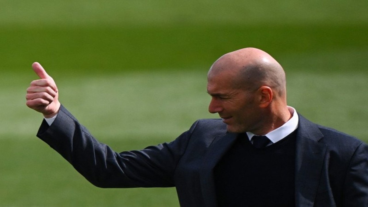 Arsip - Zinedine Zidane saat masih menjadi pelatih Real Madrid mengacungkan jempol pada laga di Stefano Stadium, Valdebebas, 3 April 2021. AFP/GABRIEL BOUYS