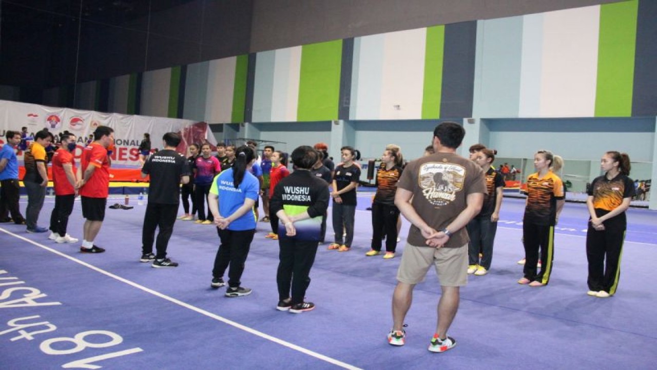 Sebanyak 14 atlet wushu Malaysia berlatih bersama dengan timnas Indonesia di GBK Arena, Senayan, Jakarta, Jumat (4/11/2022). (ANTARA/HO-PB WI)