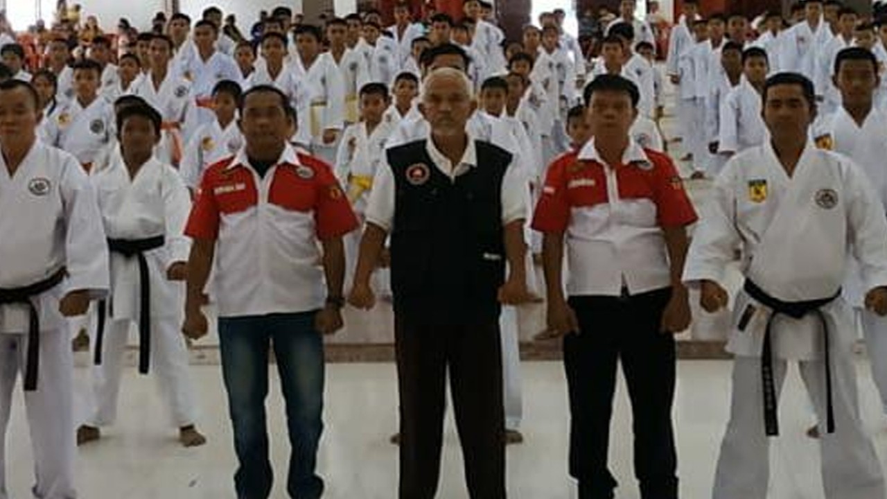 351 atlet Pengcab Karate-Do TAKO Indonesia Kabupaten Simalungun mengikuti ujian kenaikan tingkat (UKT).